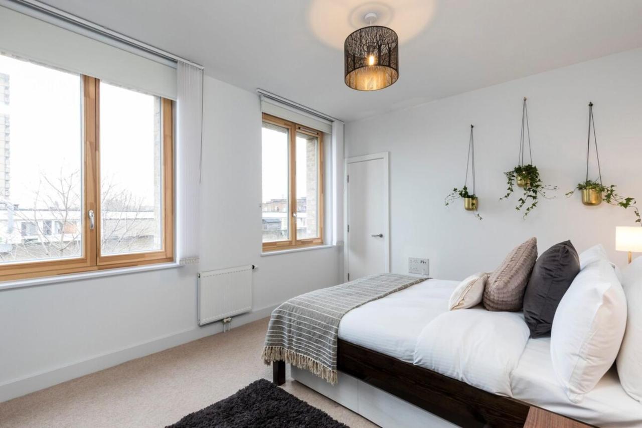 Modern & Designed 2 Bed Penthouse Apt Sleeps Five Appartement