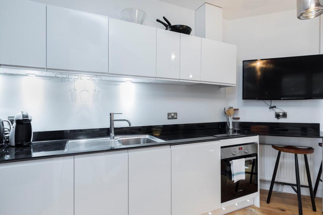 Modern & Designed 2 Bed Penthouse Apt Sleeps Five Appartement *